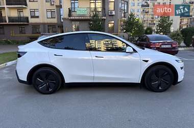 Позашляховик / Кросовер Tesla Model Y 2025 в 