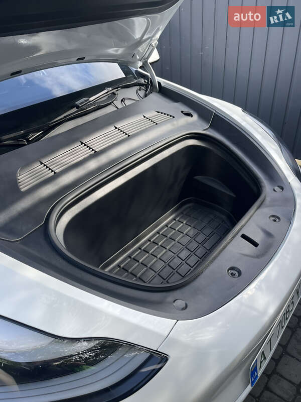 Внедорожник / Кроссовер Tesla Model Y 2024 в Ивано-Франковске