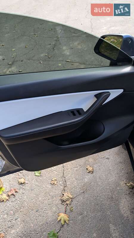 Внедорожник / Кроссовер Tesla Model Y 2021 в Ровно