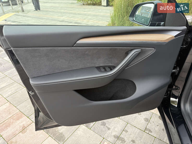 Внедорожник / Кроссовер Tesla Model Y 2023 в Киеве