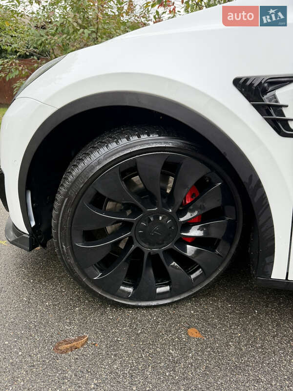 Внедорожник / Кроссовер Tesla Model Y 2020 в Вишневом