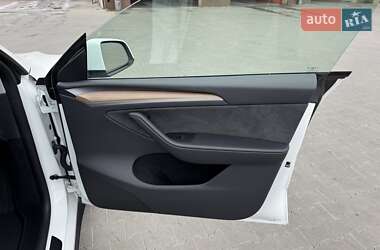 Позашляховик / Кросовер Tesla Model Y 2024 в 