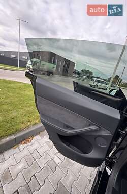 Позашляховик / Кросовер Tesla Model Y 2024 в  фото 10 Позашляховик / Кросовер Tesla Model Y 2024 в