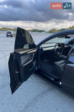 Позашляховик / Кросовер Tesla Model Y 2023 в  фото 23 Позашляховик / Кросовер Tesla Model Y 2023 в