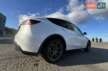 Позашляховик / Кросовер Tesla Model Y 2024 в 