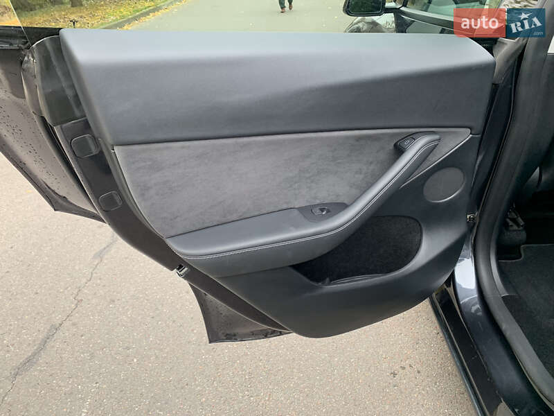 Внедорожник / Кроссовер Tesla Model Y 2024 в Киеве