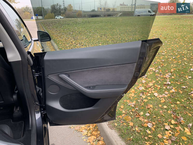 Внедорожник / Кроссовер Tesla Model Y 2024 в Киеве