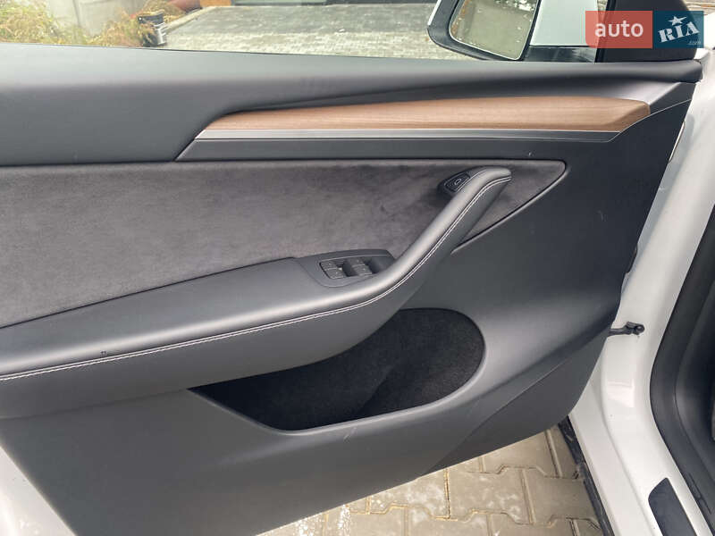 Позашляховик / Кросовер Tesla Model Y 2023 в Києві фото 27 Позашляховик / Кросовер Tesla Model Y 2023 в Києві