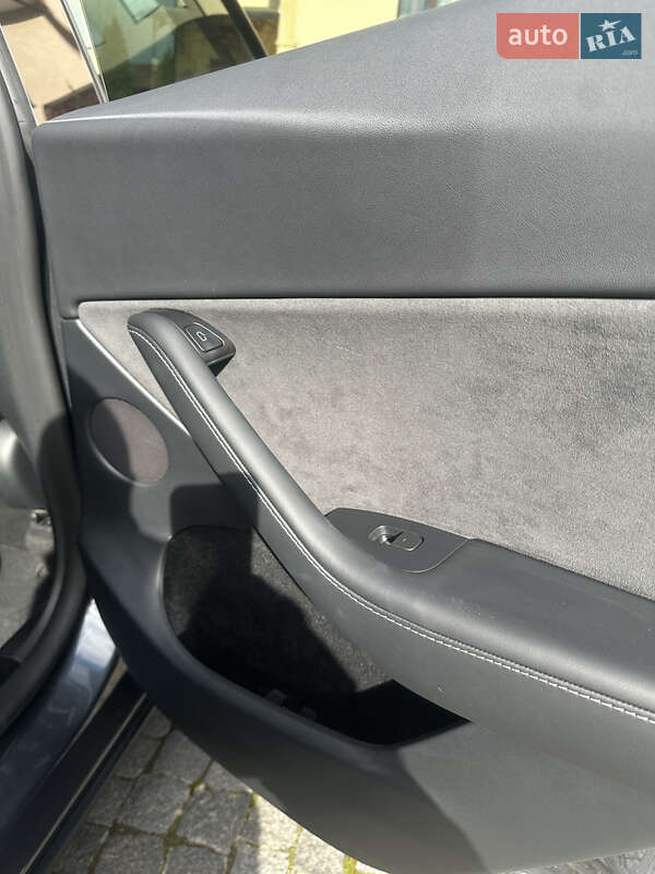 Внедорожник / Кроссовер Tesla Model Y 2023 в Черновцах