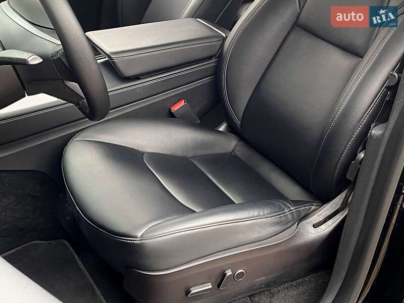 Внедорожник / Кроссовер Tesla Model Y 2021 в Киеве