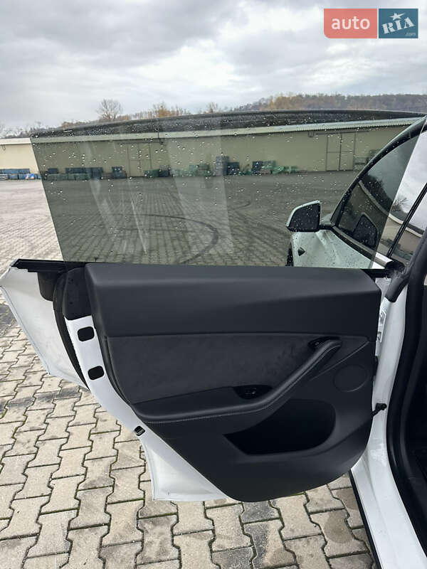 Позашляховик / Кросовер Tesla Model Y 2020 в Чернівцях фото 15 Позашляховик / Кросовер Tesla Model Y 2020 в Чернівцях