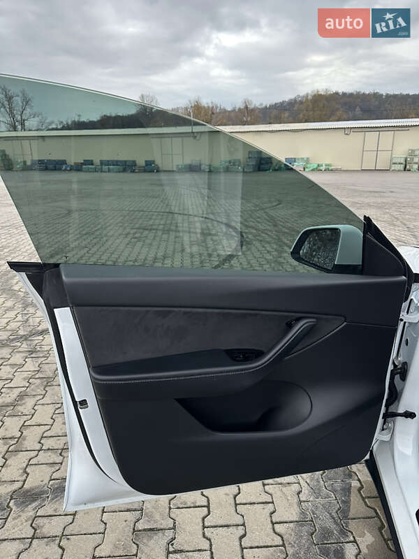Позашляховик / Кросовер Tesla Model Y 2020 в Чернівцях фото 18 Позашляховик / Кросовер Tesla Model Y 2020 в Чернівцях