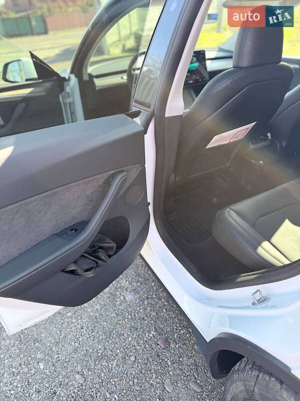 Внедорожник / Кроссовер Tesla Model Y 2023 в Черновцах