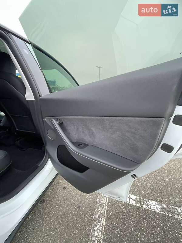 Внедорожник / Кроссовер Tesla Model Y 2023 в Киеве