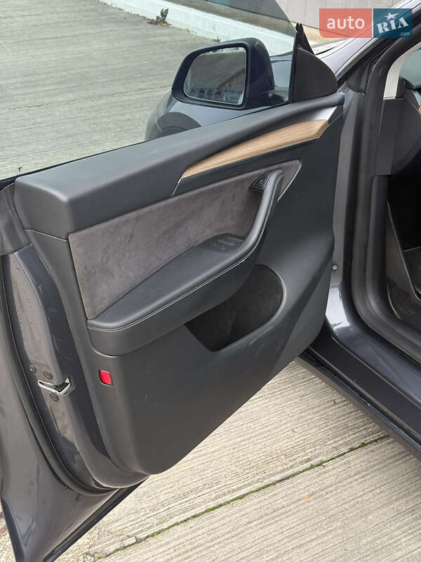 Внедорожник / Кроссовер Tesla Model Y 2023 в Черновцах