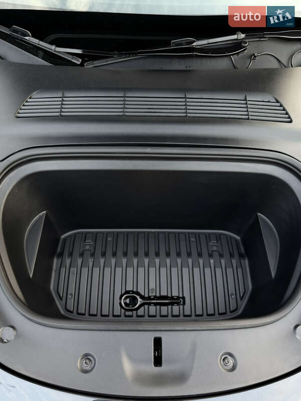 Внедорожник / Кроссовер Tesla Model Y 2024 в Ровно