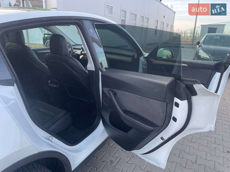 Позашляховик / Кросовер Tesla Model Y 2022 в Гатне