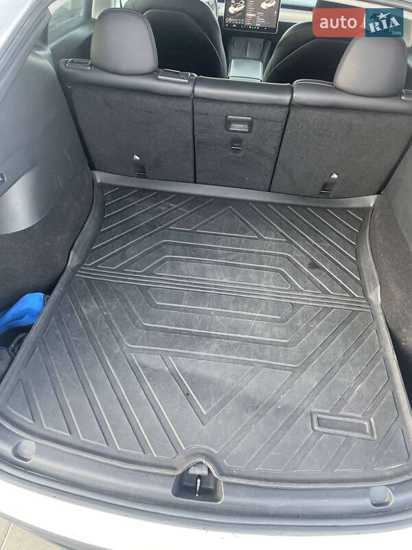 Позашляховик / Кросовер Tesla Model Y 2022 в Гатне