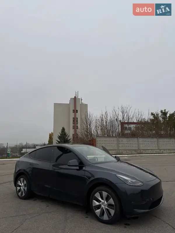 Tesla Model Y 2024