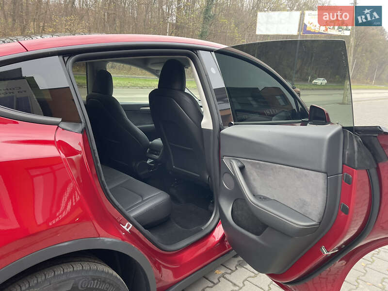 Позашляховик / Кросовер Tesla Model Y 2025 в Чернівцях