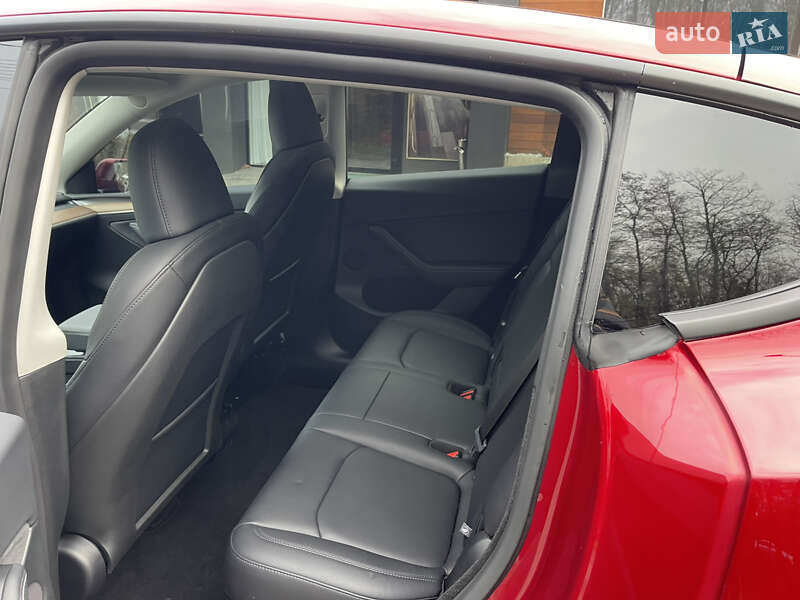 Позашляховик / Кросовер Tesla Model Y 2025 в Чернівцях