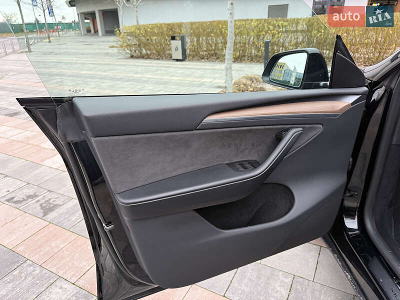 Внедорожник / Кроссовер Tesla Model Y 2024 в Киеве