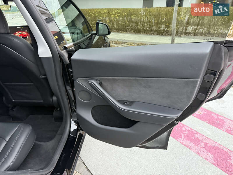 Внедорожник / Кроссовер Tesla Model Y 2024 в Киеве