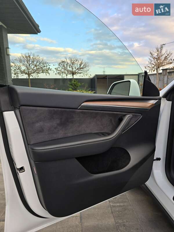 Внедорожник / Кроссовер Tesla Model Y 2023 в Ивано-Франковске