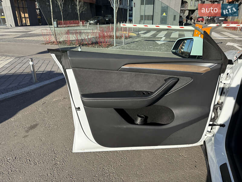 Внедорожник / Кроссовер Tesla Model Y 2023 в Киеве