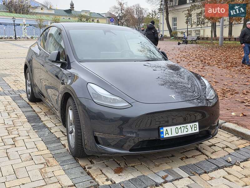 Tesla Model Y 2024