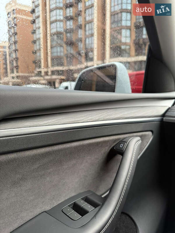 Внедорожник / Кроссовер Tesla Model Y 2024 в Киеве