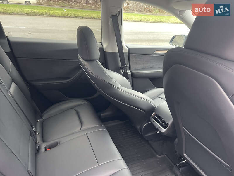 Позашляховик / Кросовер Tesla Model Y 2024 в Чернівцях