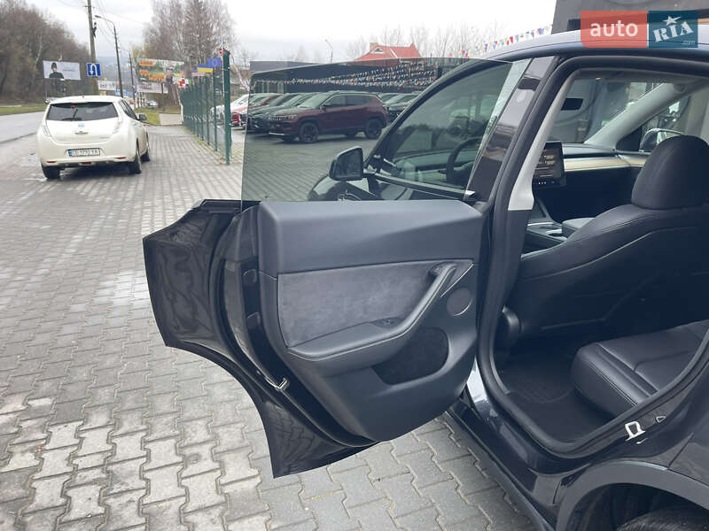 Позашляховик / Кросовер Tesla Model Y 2024 в Чернівцях