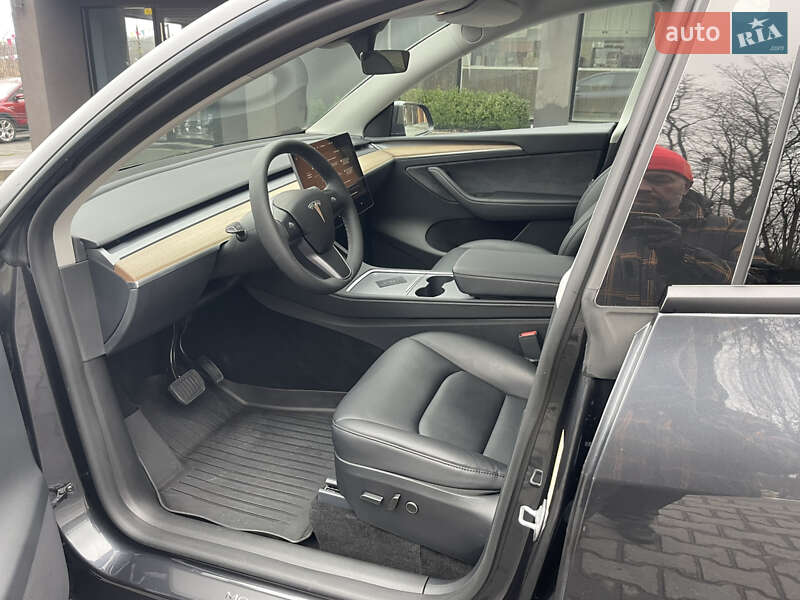 Позашляховик / Кросовер Tesla Model Y 2024 в Чернівцях