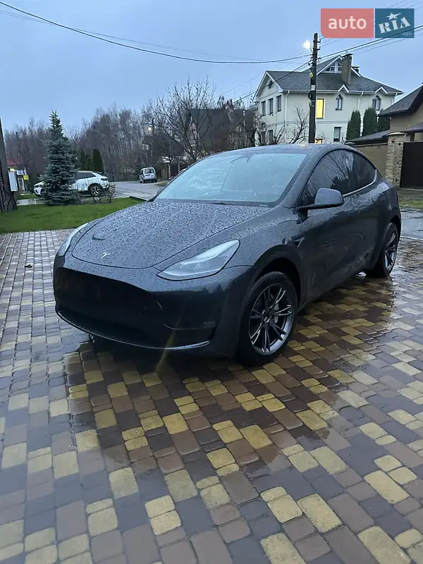 Tesla Model Y 2024