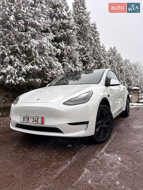 Tesla Model Y 2024