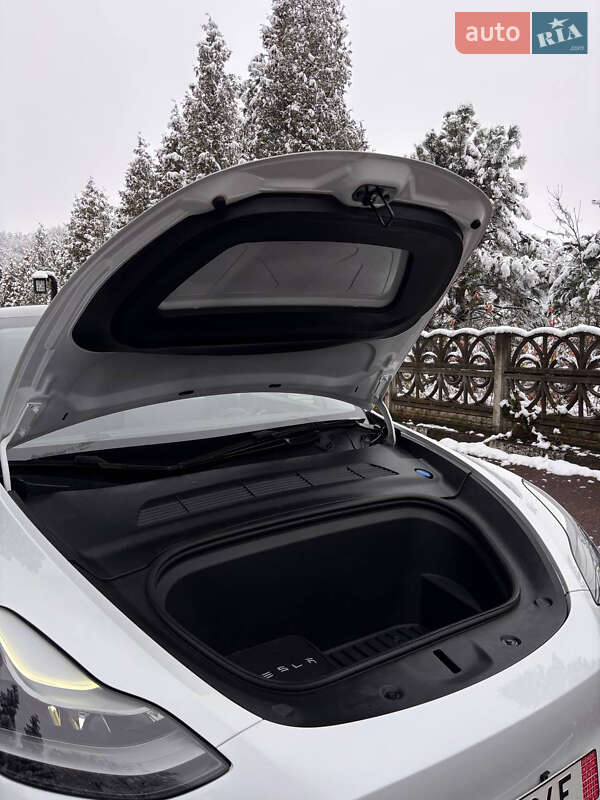 Позашляховик / Кросовер Tesla Model Y 2024 в Івано-Франківську