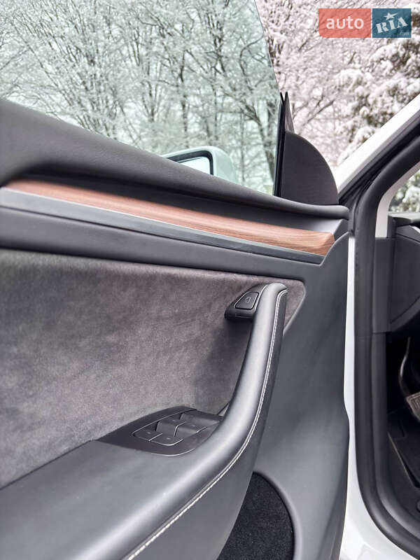 Позашляховик / Кросовер Tesla Model Y 2024 в Івано-Франківську