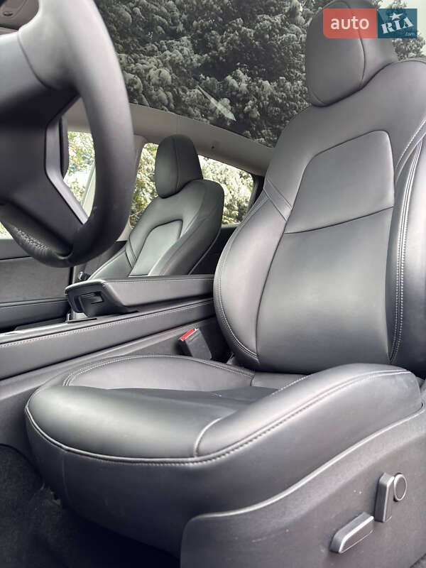 Позашляховик / Кросовер Tesla Model Y 2024 в Івано-Франківську