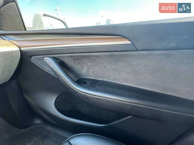 Внедорожник / Кроссовер Tesla Model Y 2023 в Киеве