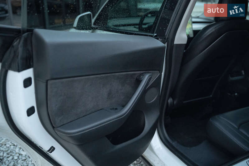 Внедорожник / Кроссовер Tesla Model Y 2021 в Черновцах