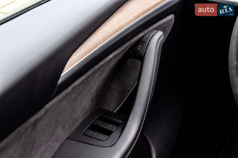 Позашляховик / Кросовер Tesla Model Y 2024 в Львові