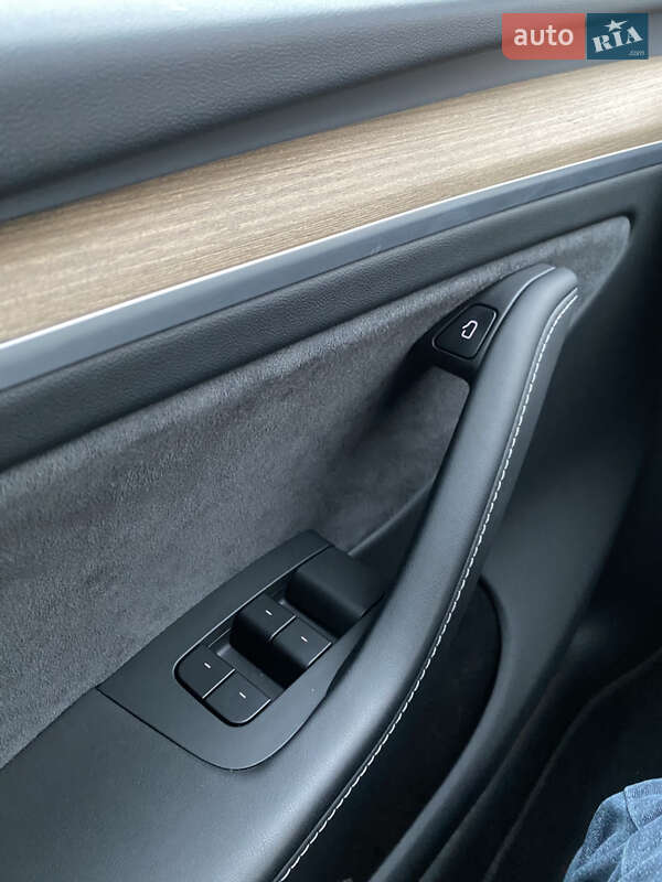 Внедорожник / Кроссовер Tesla Model Y 2025 в Киеве