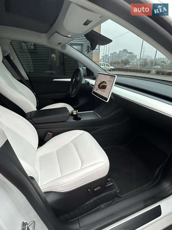 Внедорожник / Кроссовер Tesla Model Y 2025 в Киеве