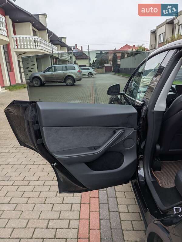 Внедорожник / Кроссовер Tesla Model Y 2024 в Тернополе