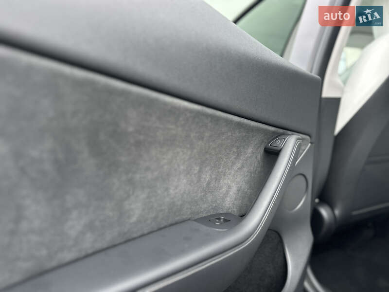 Внедорожник / Кроссовер Tesla Model Y 2023 в Ровно