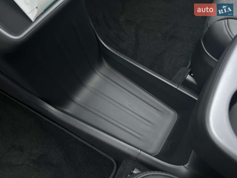 Внедорожник / Кроссовер Tesla Model Y 2025 в Киеве