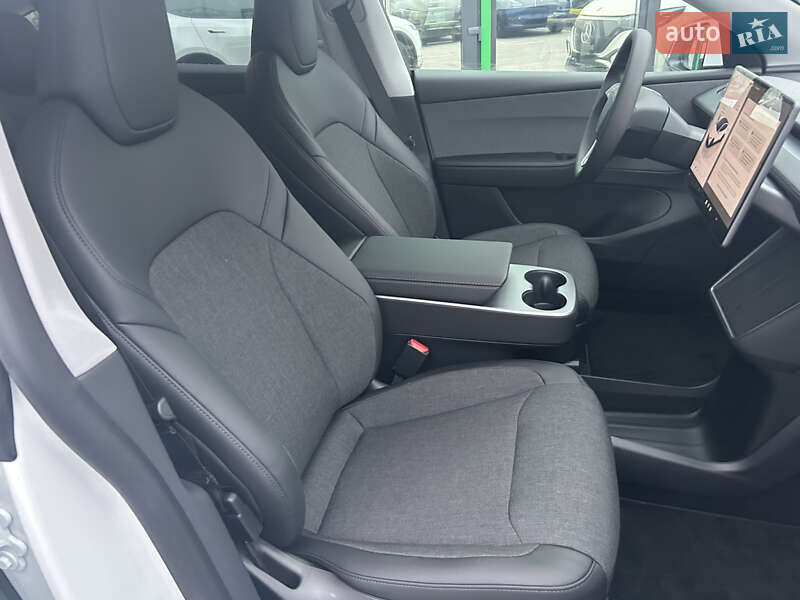 Внедорожник / Кроссовер Tesla Model Y 2025 в Киеве