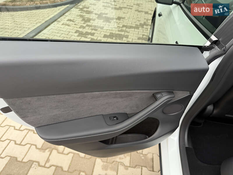Внедорожник / Кроссовер Tesla Model Y 2025 в Львове