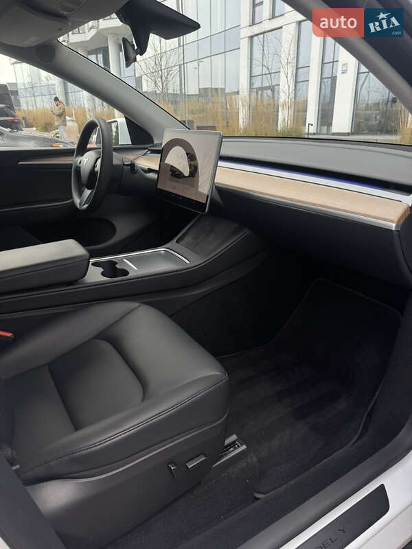 Внедорожник / Кроссовер Tesla Model Y 2023 в Киеве
